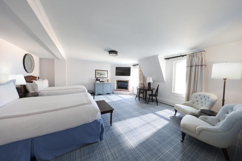 Deluxe Queen Room - Main Building image 2