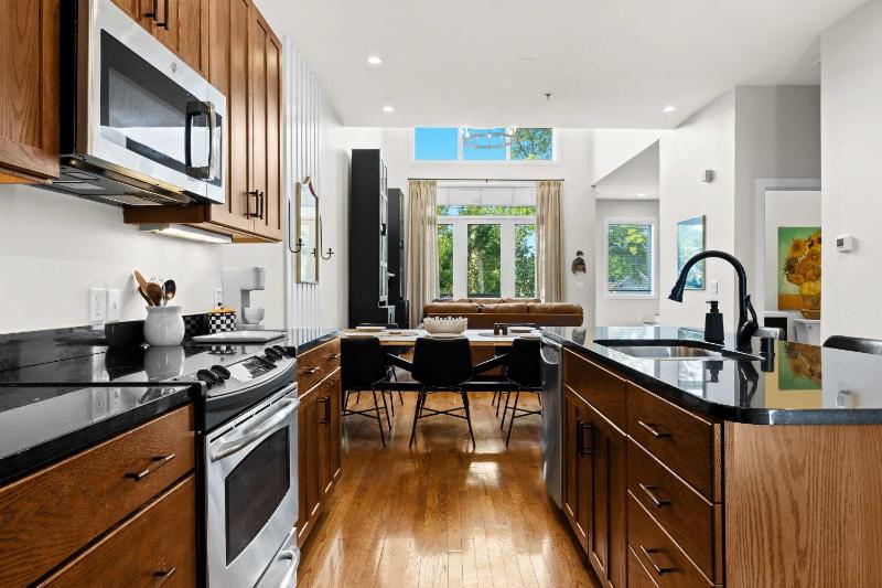 Exquisite Condo with Views in Trendy NuLu District - image 32