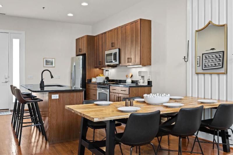 Exquisite Condo with Views in Trendy NuLu District - image 7