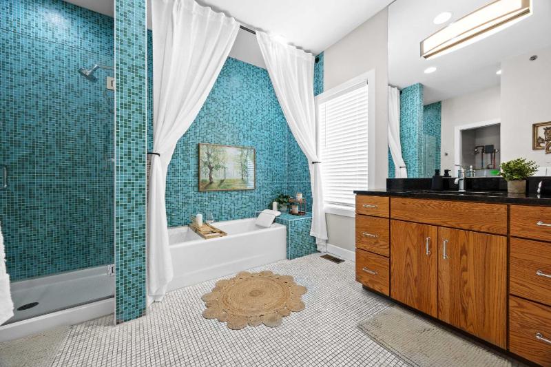 Exquisite Condo with Views in Trendy NuLu District - image 22