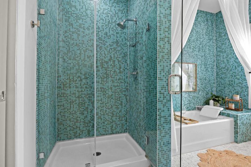 Exquisite Condo with Views in Trendy NuLu District - image 4