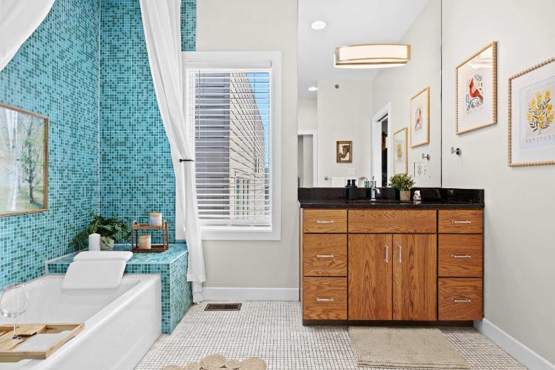 Exquisite Condo with Views in Trendy NuLu District - image 35