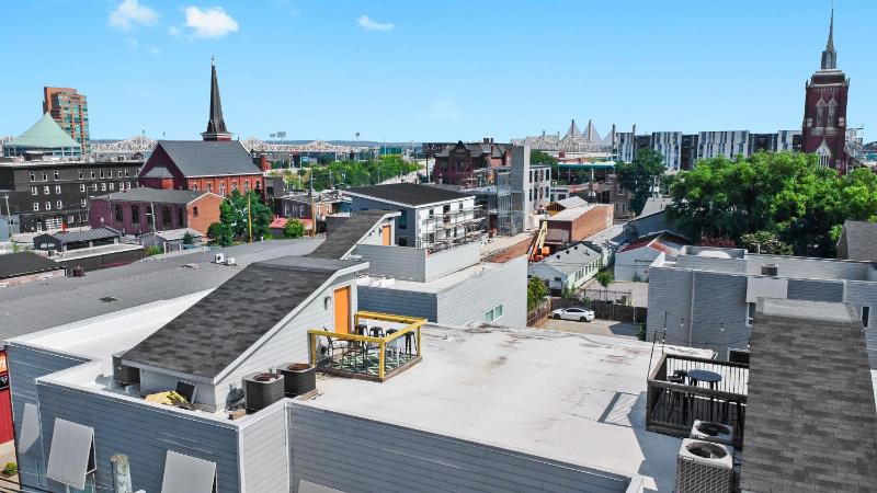 Exquisite Condo with Views in Trendy NuLu District - image 40