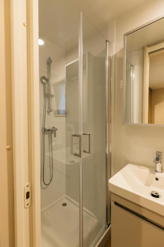 Deluxe One-Bedroom Mobile Home with Terrace image 2