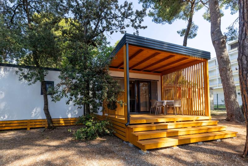 Deluxe One-Bedroom Mobile Home with Terrace image 1