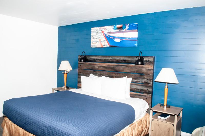 Standard King Room image 2