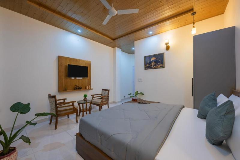 DUSK VIBES near mall roade kasauli Entire 1-bedroom with private balcony with delicious food - image 3