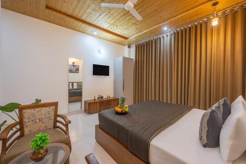 DUSK VIBES near mall roade kasauli Entire 1-bedroom with private balcony with delicious food - image 10