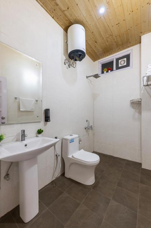 DUSK VIBES near mall roade kasauli Entire 1-bedroom with private balcony with delicious food - image 2