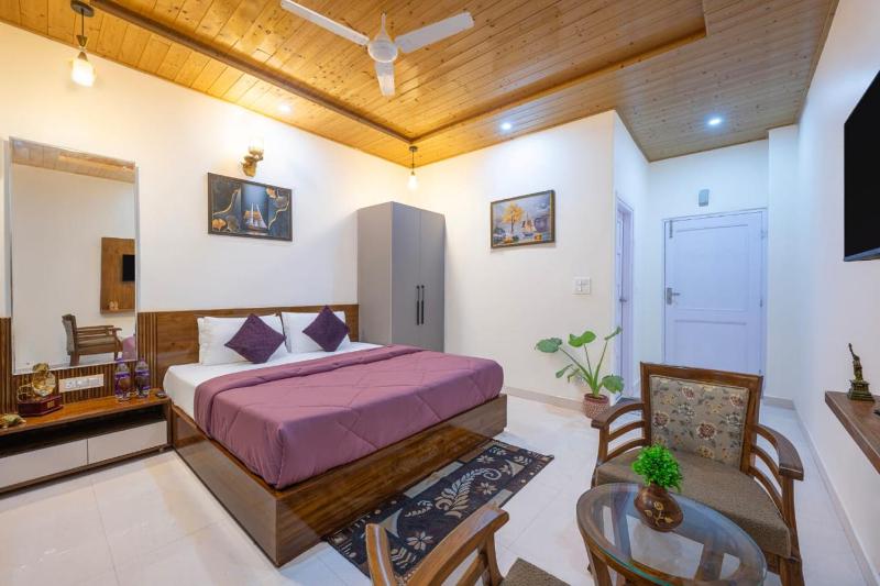 DUSK VIBES near mall roade kasauli Entire 1-bedroom with private balcony with delicious food - image 18