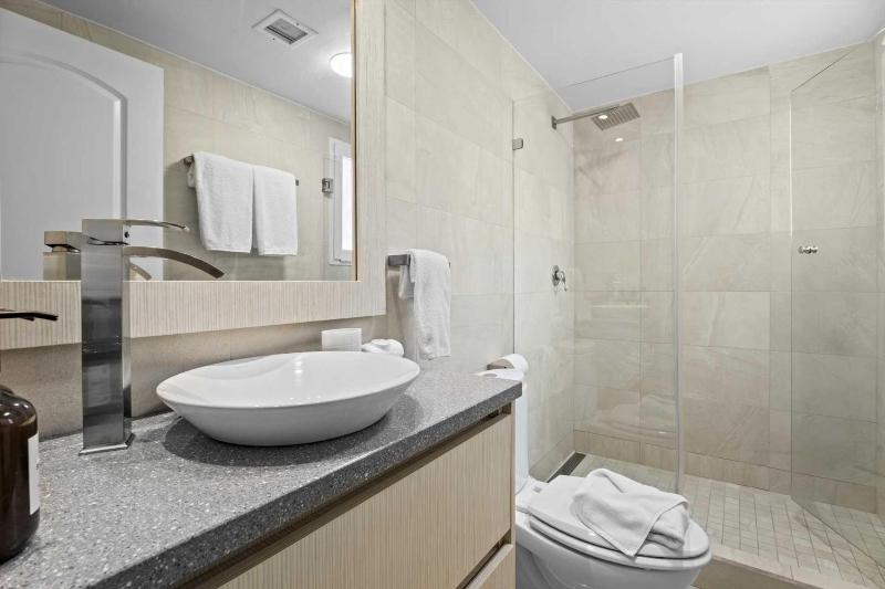 Beachfront - Coral Sea Garden 3BR condo - P116 - image 10