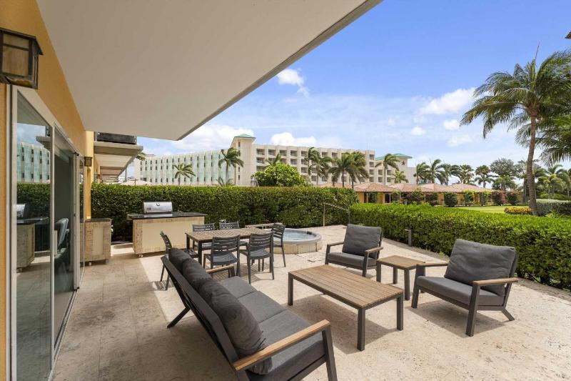 Beachfront - Coral Sea Garden 3BR condo - P116 - image 4