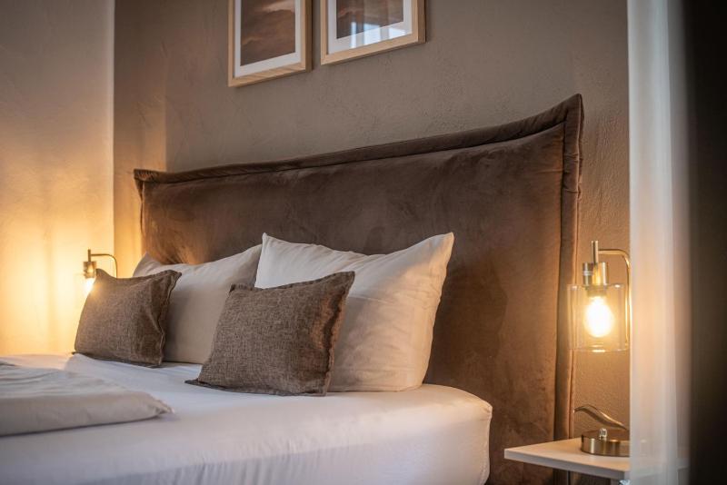 Small Double Room image 4