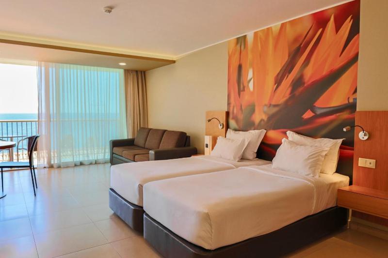 Superior Twin Room with Sea View image 4