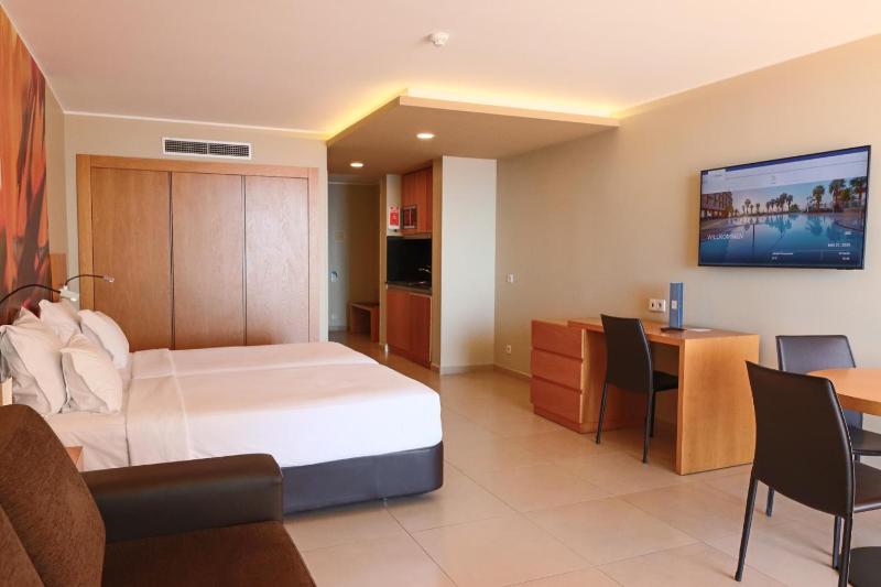 Superior Twin Room with Sea View image 3