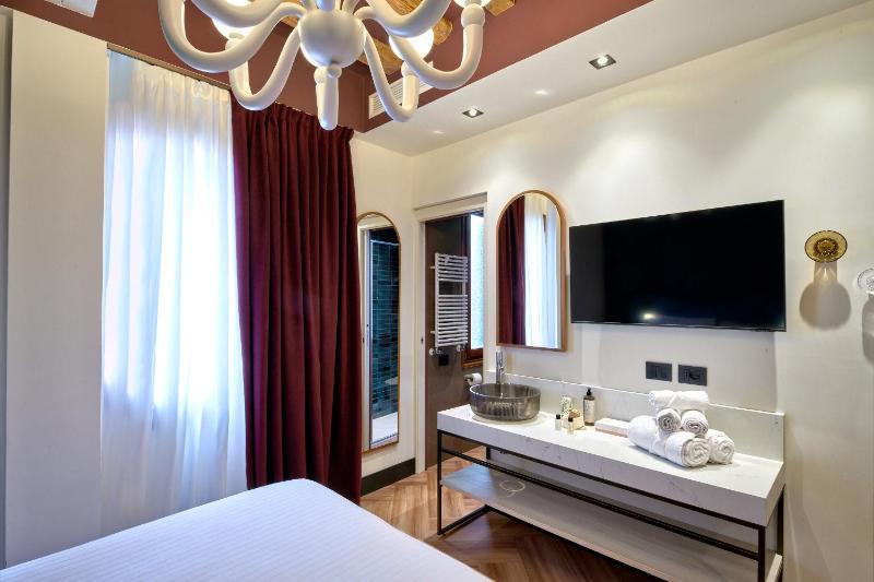 Classic Double Room image 3