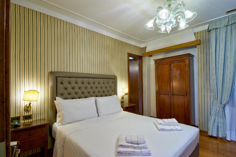 Classic Double Room image 4