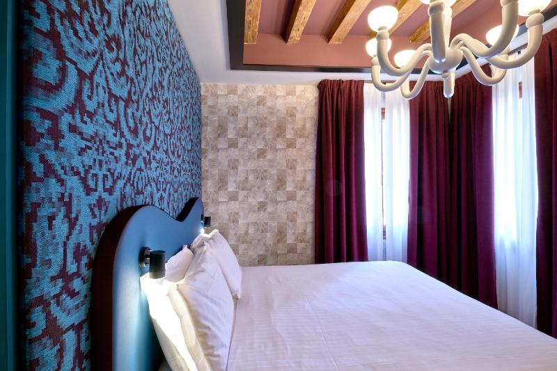 Deluxe Double Room with Canal View image 1