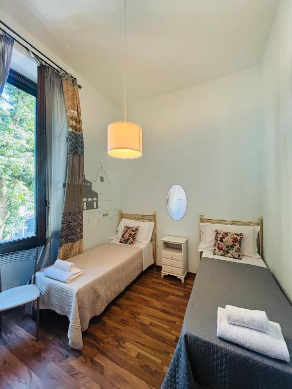 Twin Room with Private Bathroom image 4