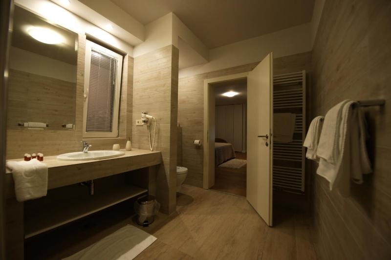 Luxury Triple Room image 3