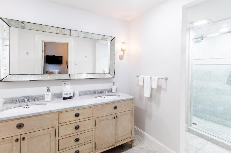 Room 2 – King Room image 3