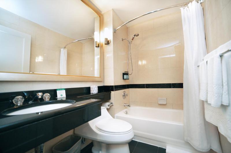 Queen Room image 2