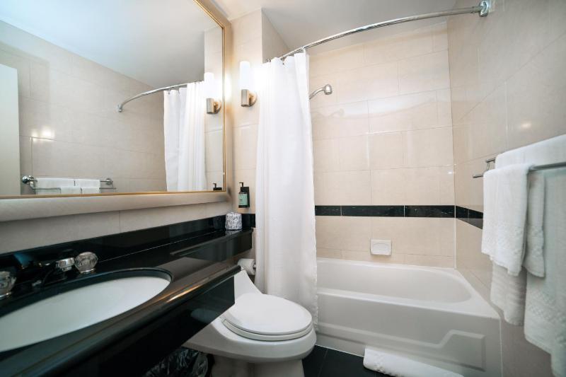 Deluxe Queen Room image 2