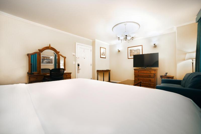 King Room image 3