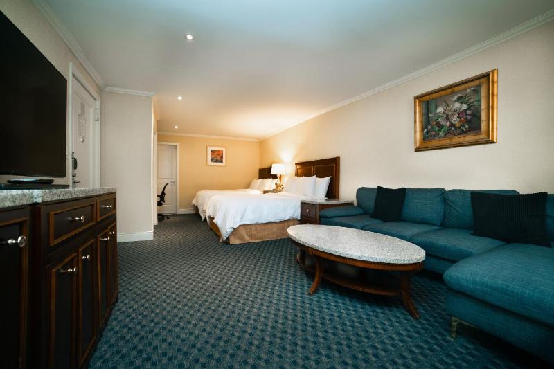Junior Suite with Two Double Beds image 1