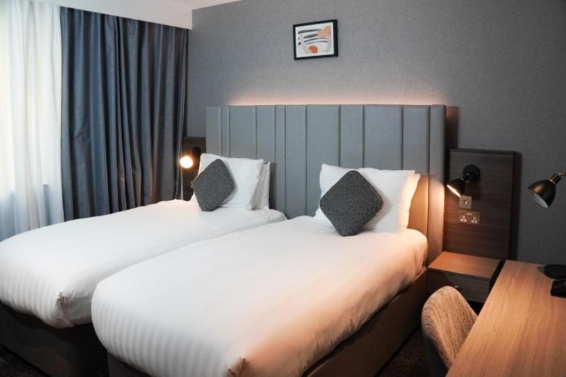 Premium Twin Room with River View image 3
