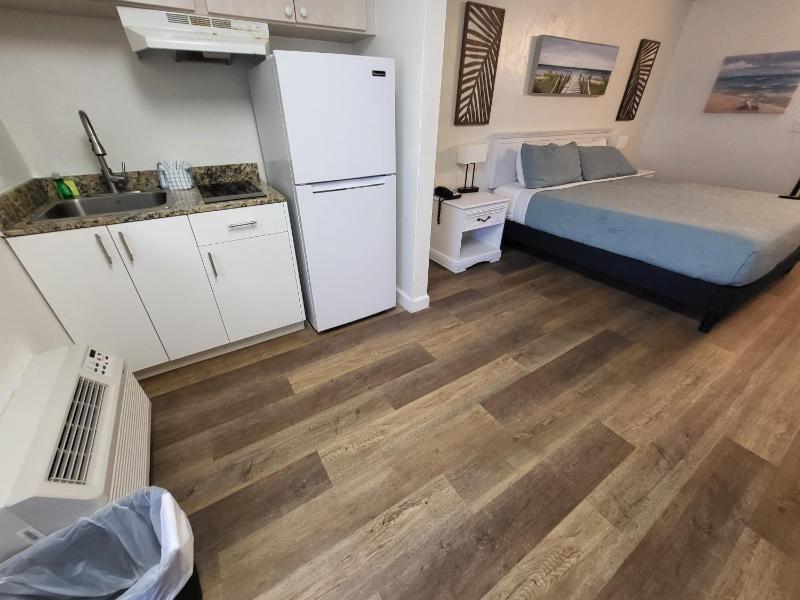 Oceanfront Room with One King Bed image 4