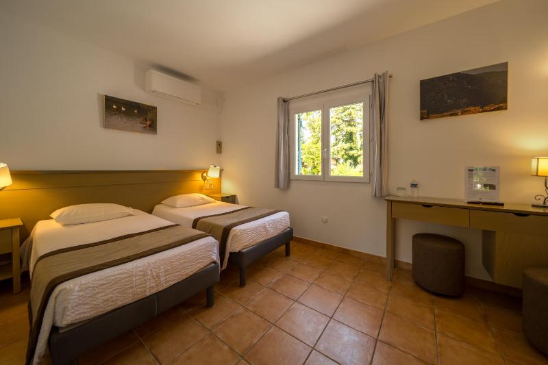 Twin Room image 3