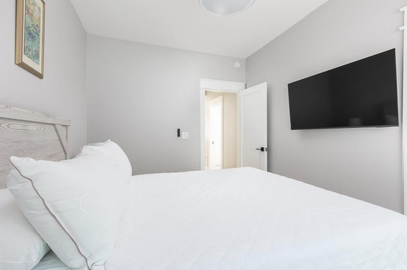 Modern Home in the Heart of KDH Minutes to Beach - image 7