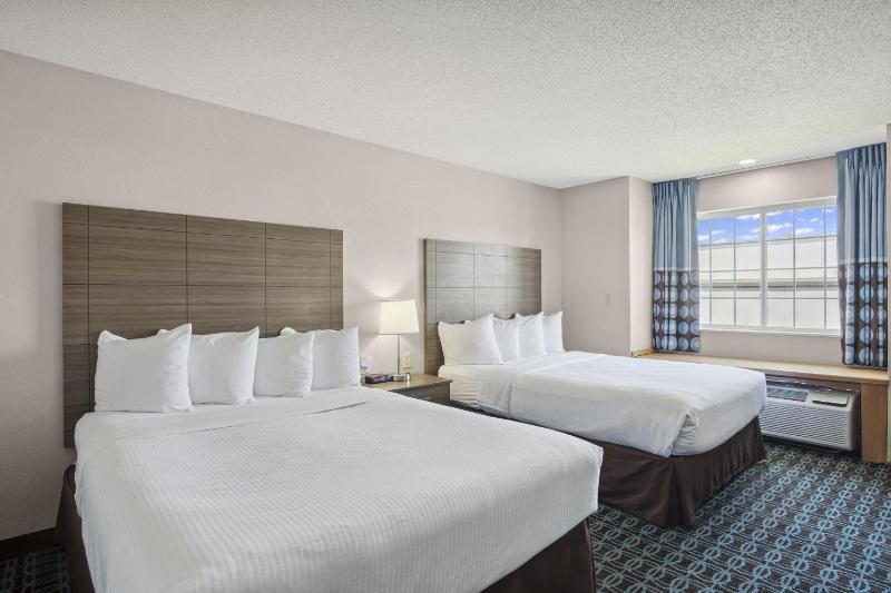 Queen Room with Two Queen Beds - Non-Smoking image 2