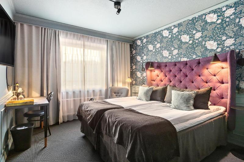 Standard Twin Room image 3