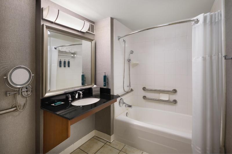 Queen Room with Bath Tub - Disability Access image 2