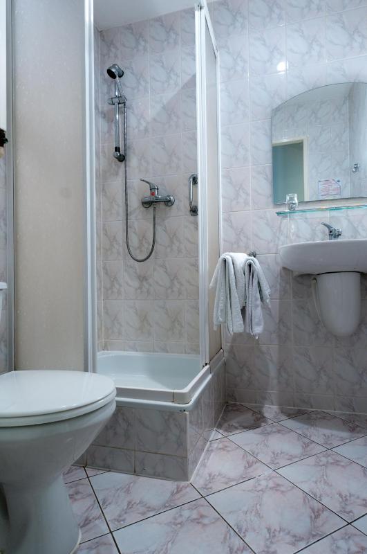 Twin Room with two separate beds with a balcony image 2