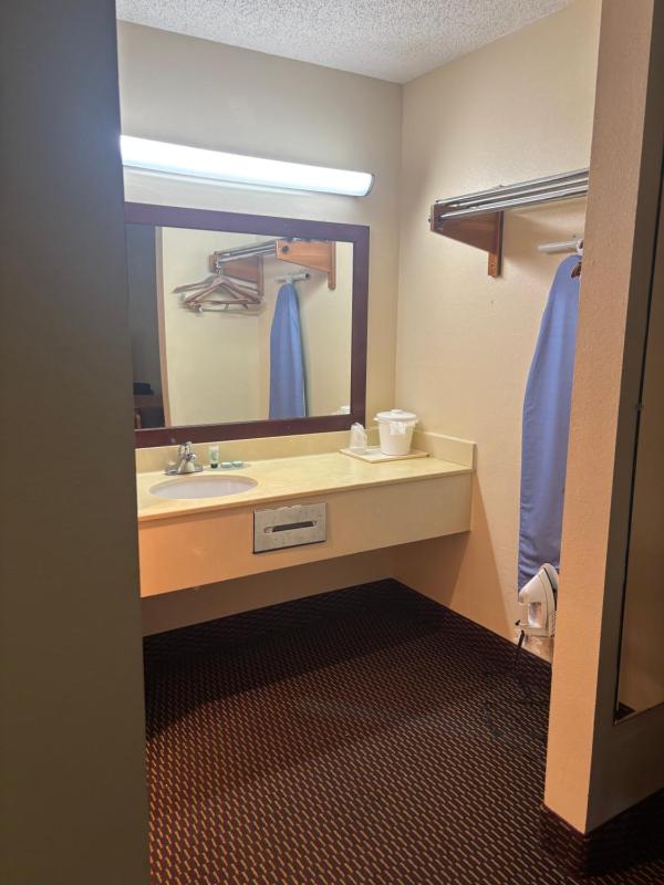King Room - Disability Access/Non Smoking  image 2