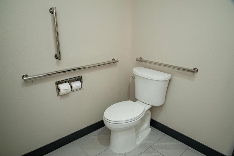 Queen Room with Mobility Accessible Tub - Non-Smoking image 2