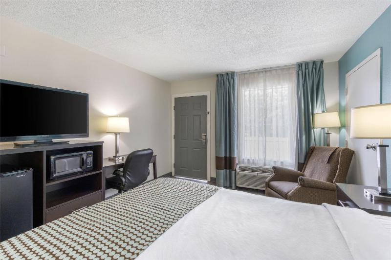 Queen Room with Roll-in Shower - Smoking/Disability Access image 4