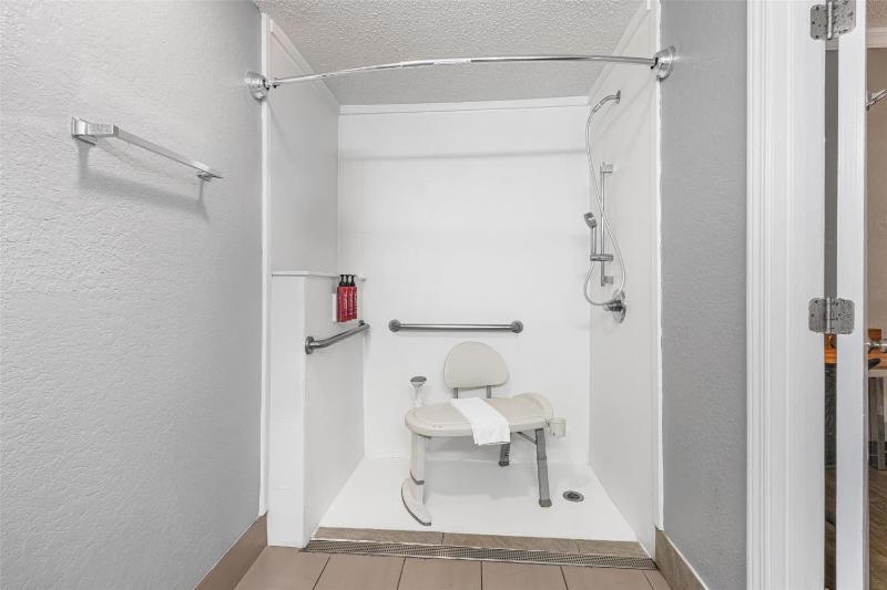 Double Room with Two Double Beds - Disability Access/Non-Smoking image 4