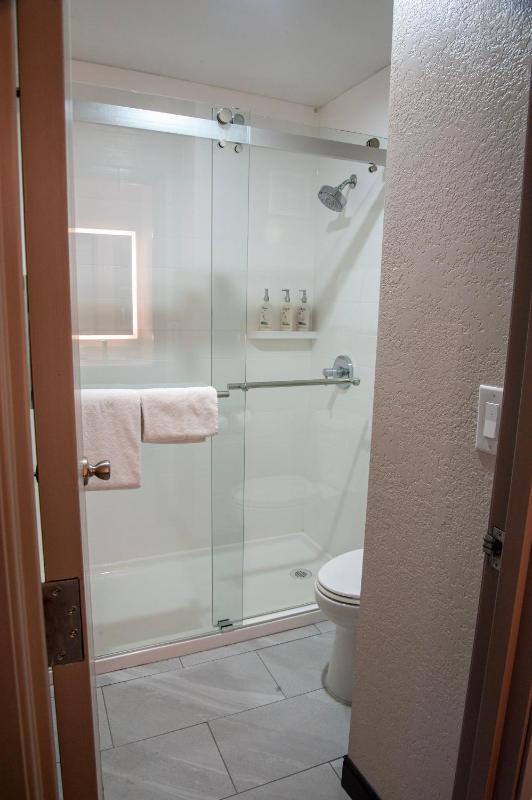 Standard King Room image 2