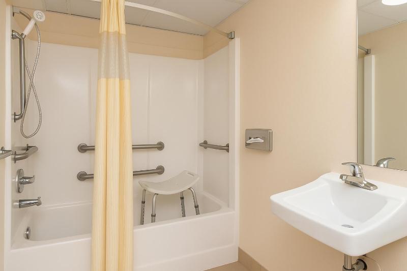 Queen Room with Bathtub with Grab Bars - Mobility Access/Non-Smoking image 4