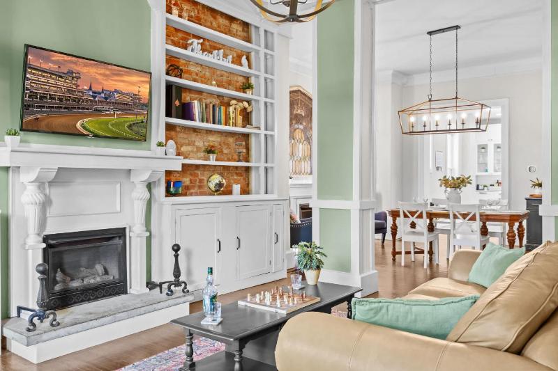 Elegant Manor w Private Yard & Modern Amenities - image 1