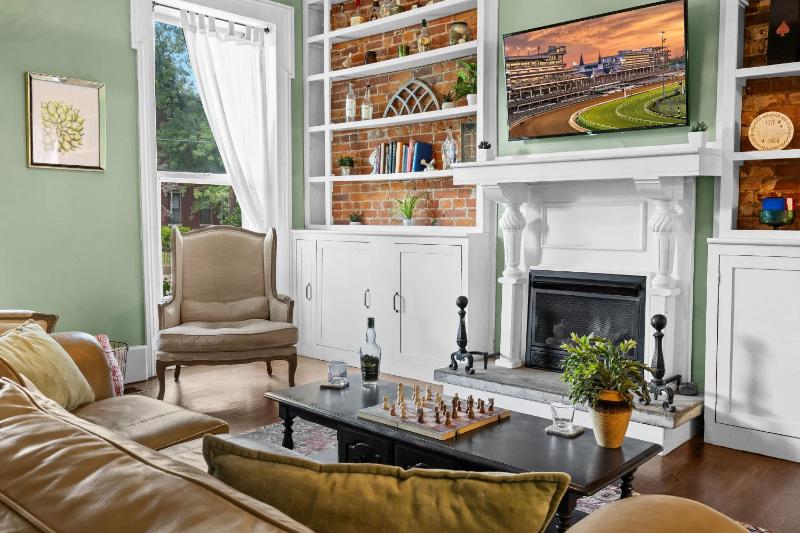 Elegant Manor w Private Yard & Modern Amenities - image 37