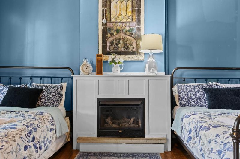 Elegant Manor w Private Yard & Modern Amenities - image 17