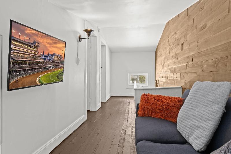 Elegant Manor w Private Yard & Modern Amenities - image 9