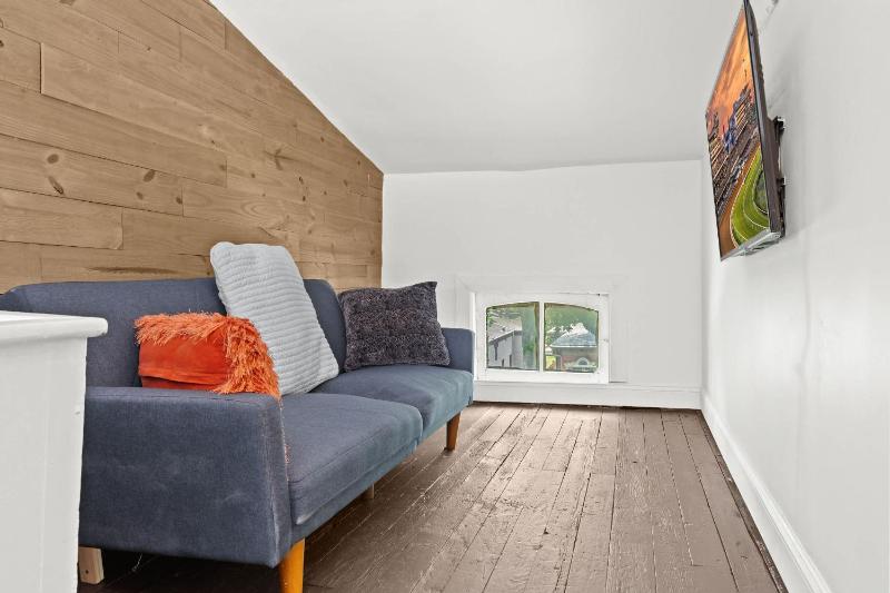 Elegant Manor w Private Yard & Modern Amenities - image 15