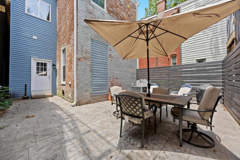 Elegant Manor w Private Yard & Modern Amenities - image 12