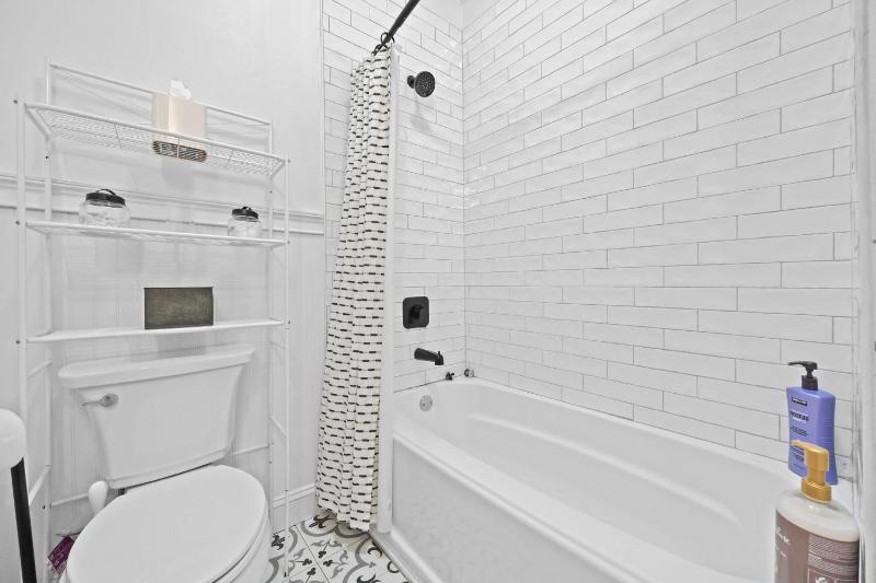 Elegant Manor w Private Yard & Modern Amenities - image 30